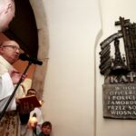 10.04.2016 Święty Krzyż. 6 rocznica katastrofy smoleńskiej i zbrodni katyńskiej. Msza w intencji ofiar w Bazylice. / Jarosław Kubalski / Radio Kielce