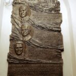 10.04.2016 Święty Krzyż. 6 rocznica katastrofy smoleńskiej i zbrodni katyńskiej. Msza w intencji ofiar w bazylice. Tablica pamiątkowa. / Jarosław Kubalski / Radio Kielce