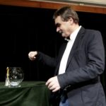 12.04.2016 Kielce. Prezydent Wojciech Lubawski spotkał się z uczniami szkół średnich w Domu Środowisk Twórczych. / Jarosław Kubalski / Radio Kielce