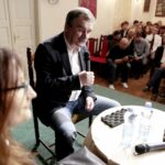 12.04.2016 Kielce. Prezydent Wojciech Lubawski spotkał się z uczniami szkół średnich w Domu Środowisk Twórczych. / Jarosław Kubalski / Radio Kielce