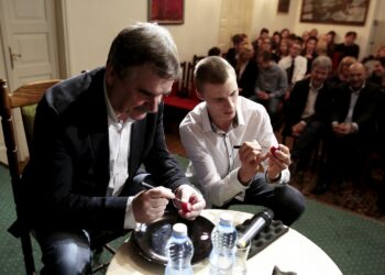 12.04.2016 Kielce. Prezydent Wojciech Lubawski spotkał się z uczniami szkół średnich w Domu Środowisk Twórczych. / Jarosław Kubalski / Radio Kielce