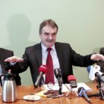 13.04.2016 Kielce. Konferencja w urzędzie miasta na temat budowy lotniska w Obicach. Ryszard Muciek, prezes zarządu Portu Lotniczego Kielce, prezydent Wojciech Lubawski i Tadeusz Sayor, wiceprezydent. / Jarosław Kubalski / Radio Kielce