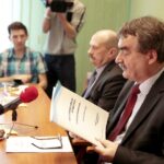 13.04.2016 Kielce. Konferencja w urzędzie miasta na temat budowy lotniska w Obicach. Prezydent Wojciech Lubawski. / Jarosław Kubalski / Radio Kielce