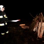 14.04.2016 Kielce. Z okazji 1050 rocznicy Chrztu Polski strażacy z OSP Niewachlów rozpalili Ognisko Ducha Świętego. / Jarosław Kubalski / Radio Kielce