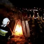 14.04.2016 Kielce. Z okazji 1050 rocznicy Chrztu Polski strażacy z OSP Niewachlów rozpalili Ognisko Ducha Świętego. / Jarosław Kubalski / Radio Kielce