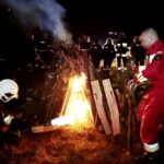 14.04.2016 Kielce. Z okazji 1050 rocznicy Chrztu Polski strażacy z OSP Niewachlów rozpalili Ognisko Ducha Świętego. / Jarosław Kubalski / Radio Kielce