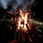 14.04.2016 Kielce. Z okazji 1050 rocznicy Chrztu Polski strażacy z OSP Niewachlów rozpalili Ognisko Ducha Świętego. / Jarosław Kubalski / Radio Kielce