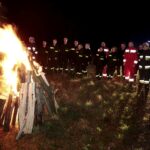 14.04.2016 Kielce. Z okazji 1050 rocznicy Chrztu Polski strażacy z OSP Niewachlów rozpalili Ognisko Ducha Świętego. / Jarosław Kubalski / Radio Kielce