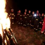 14.04.2016 Kielce. Z okazji 1050 rocznicy Chrztu Polski strażacy z OSP Niewachlów rozpalili Ognisko Ducha Świętego. / Jarosław Kubalski / Radio Kielce