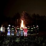 14.04.2016 Kielce. Z okazji 1050 rocznicy Chrztu Polski strażacy z OSP Niewachlów rozpalili Ognisko Ducha Świętego. / Jarosław Kubalski / Radio Kielce