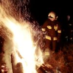 14.04.2016 Kielce. Z okazji 1050 rocznicy Chrztu Polski strażacy z OSP Niewachlów rozpalili Ognisko Ducha Świętego. / Jarosław Kubalski / Radio Kielce