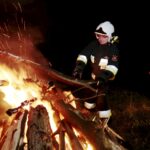 14.04.2016 Kielce. Z okazji 1050 rocznicy Chrztu Polski strażacy z OSP Niewachlów rozpalili Ognisko Ducha Świętego. / Jarosław Kubalski / Radio Kielce