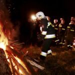 14.04.2016 Kielce. Z okazji 1050 rocznicy Chrztu Polski strażacy z OSP Niewachlów rozpalili Ognisko Ducha Świętego. / Jarosław Kubalski / Radio Kielce