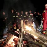 14.04.2016 Kielce. Z okazji 1050 rocznicy Chrztu Polski strażacy z OSP Niewachlów rozpalili Ognisko Ducha Świętego. / Jarosław Kubalski / Radio Kielce