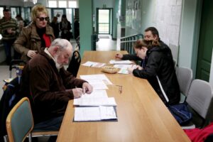 16.04.2016 Kielce. I Urząd Skarbowy. Dzień otwarty. Urzędnicy pomagają wypełnić zeznania podatkowe. / Jarosław Kubalski / Radio Kielce