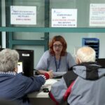 16.04.2016 Kielce. I Urząd Skarbowy. Dzień otwarty. Urzędnicy pomagają wypełnić zeznania podatkowe. / Jarosław Kubalski / Radio Kielce