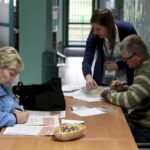 16.04.2016 Kielce. I Urząd Skarbowy. Dzień otwarty. Urzędnicy pomagają wypełnić zeznania podatkowe. / Jarosław Kubalski / Radio Kielce