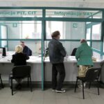 16.04.2016 Kielce. I Urząd Skarbowy. Dzień otwarty. Urzędnicy pomagają wypełnić zeznania podatkowe. / Jarosław Kubalski / Radio Kielce