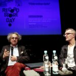 16.04.2016 Kielce. Znani kielczanie opowiadali o swoich płytach winylowych. Andrzej Mochoń i Rafał Nowak. / Jarosław Kubalski / Radio Kielce