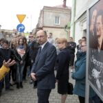 19.04.2016 Chmielnik. Wystawa pt. „Samarytanie z Markowej”  o rodzinie Ulmów, którą Niemcy zamordowali za pomoc Żydom. Wystawę otworzyli dr Dorota Koczwańska – Kalita, naczelnik kieleckiej DelegaturyIPN oraz dr Mateusz Szpytma – dyrektor  Muzeum im. Rodziny Ulmów w Markowej. / Jarosław Kubalski / Radio Kielce