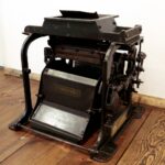 19.04.2016 Kielce. Wystawa w Dworku Laszczyków Uwaga waga. Wagi i miary w dawnej Polsce. Chronos - maszyna do ważenia zboża. / Jarosław Kubalski / Radio Kielce