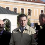 20.04.2016 Chmielnik. Telewizja TRWAM przeprowadzała dziś program interwencyjny z władzami miasta i parlamentarzystami na temat przywrócenia posterunku policji. Mówi burmistrz Piotr Wójcik. / Jarosław Kubalski / Radio Kielce