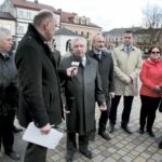 20.04.2016 Chmielnik. Telewizja TRWAM przeprowadzała dziś program interwencyjny z władzami miasta i parlamentarzystami na temat przywrócenia posterunku policji. Mówi poseł Krzysztof Lipiec. / Jarosław Kubalski / Radio Kielce