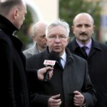 20.04.2016 Chmielnik. Telewizja TRWAM przeprowadzała dziś program interwencyjny z władzami miasta i parlamentarzystami na temat przywrócenia posterunku policji. Mówi poseł Krzysztof Lipiec. / Jarosław Kubalski / Radio Kielce