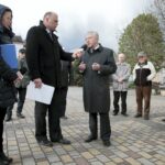 20.04.2016 Chmielnik. Telewizja TRWAM przeprowadzała dziś program interwencyjny z władzami miasta i parlamentarzystami na temat przywrócenia posterunku policji. Mówi poseł Krzysztof Lipiec. / Jarosław Kubalski / Radio Kielce