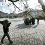 20.04.2016 Chmielnik. Telewizja TRWAM przeprowadzała dziś program interwencyjny z władzami miasta i parlamentarzystami na temat przywrócenia posterunku policji. / Jarosław Kubalski / Radio Kielce