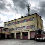 20.04.2016 Chmielnik. Telewizja TRWAM przeprowadzała dziś program interwencyjny z władzami miasta i parlamentarzystami na temat przywrócenia posterunku policji. Budynek Straży pożarnej, w którym prawdopodobnie będzie się mieścił. / Jarosław Kubalski / Radio Kielce