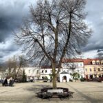 20.04.2016 Chmielnik. Telewizja TRWAM przeprowadzała dziś program interwencyjny z władzami miasta i parlamentarzystami na temat przywrócenia posterunku policji. Rynek. / Jarosław Kubalski / Radio Kielce
