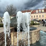 20.04.2016 Chmielnik. Telewizja TRWAM przeprowadzała dziś program interwencyjny z władzami miasta i parlamentarzystami na temat przywrócenia posterunku policji. Rynek. Fontanna. / Jarosław Kubalski / Radio Kielce