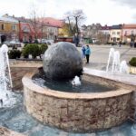 20.04.2016 Chmielnik. Telewizja TRWAM przeprowadzała dziś program interwencyjny z władzami miasta i parlamentarzystami na temat przywrócenia posterunku policji. Rynek. Fontanna. / Jarosław Kubalski / Radio Kielce