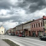 20.04.2016 Chmielnik. Telewizja TRWAM przeprowadzała dziś program interwencyjny z władzami miasta i parlamentarzystami na temat przywrócenia posterunku policji. Rynek. / Jarosław Kubalski / Radio Kielce