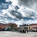 20.04.2016 Chmielnik. Telewizja TRWAM przeprowadzała dziś program interwencyjny z władzami miasta i parlamentarzystami na temat przywrócenia posterunku policji. Rynek. / Jarosław Kubalski / Radio Kielce