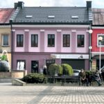 20.04.2016 Chmielnik. Telewizja TRWAM przeprowadzała dziś program interwencyjny z władzami miasta i parlamentarzystami na temat przywrócenia posterunku policji. Rynek. / Jarosław Kubalski / Radio Kielce