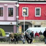 20.04.2016 Chmielnik. Telewizja TRWAM przeprowadzała dziś program interwencyjny z władzami miasta i parlamentarzystami na temat przywrócenia posterunku policji. Rynek. / Jarosław Kubalski / Radio Kielce