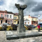 20.04.2016 Chmielnik. Telewizja TRWAM przeprowadzała dziś program interwencyjny z władzami miasta i parlamentarzystami na temat przywrócenia posterunku policji. Rynek. / Jarosław Kubalski / Radio Kielce