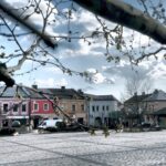 20.04.2016 Chmielnik. Telewizja TRWAM przeprowadzała dziś program interwencyjny z władzami miasta i parlamentarzystami na temat przywrócenia posterunku policji. Rynek. / Jarosław Kubalski / Radio Kielce