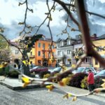 20.04.2016 Chmielnik. Telewizja TRWAM przeprowadzała dziś program interwencyjny z władzami miasta i parlamentarzystami na temat przywrócenia posterunku policji. Rynek. / Jarosław Kubalski / Radio Kielce