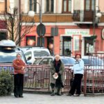 20.04.2016 Chmielnik. Telewizja TRWAM przeprowadzała dziś program interwencyjny z władzami miasta i parlamentarzystami na temat przywrócenia posterunku policji. Rynek. / Jarosław Kubalski / Radio Kielce