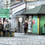 20.04.2016 Chmielnik. Telewizja TRWAM przeprowadzała dziś program interwencyjny z władzami miasta i parlamentarzystami na temat przywrócenia posterunku policji. Rynek. / Jarosław Kubalski / Radio Kielce