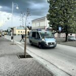 20.04.2016 Chmielnik. Telewizja TRWAM przeprowadzała dziś program interwencyjny z władzami miasta i parlamentarzystami na temat przywrócenia posterunku policji. Rynek. Policja. Radiowóz. / Jarosław Kubalski / Radio Kielce