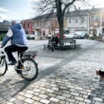 20.04.2016 Chmielnik. Telewizja TRWAM przeprowadzała dziś program interwencyjny z władzami miasta i parlamentarzystami na temat przywrócenia posterunku policji. Rynek. / Jarosław Kubalski / Radio Kielce