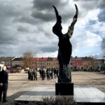 20.04.2016 Chmielnik. Telewizja TRWAM przeprowadzała dziś program interwencyjny z władzami miasta i parlamentarzystami na temat przywrócenia posterunku policji. Rynek. / Jarosław Kubalski / Radio Kielce