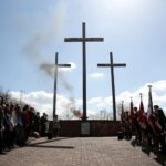 21.04.2016 Huta Szklana. Uroczystość pod Krzyżami Katyńskimi upamiętniająca ofiary zbrodni katyńskiej. / Jarosław Kubalski / Radio Kielce