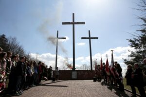 21.04.2016 Huta Szklana. Uroczystość pod Krzyżami Katyńskimi upamiętniająca ofiary zbrodni katyńskiej. / Jarosław Kubalski / Radio Kielce