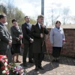 21.04.2016 Huta Szklana. Uroczystość pod Krzyżami Katyńskimi upamiętniająca ofiary zbrodni katyńskiej. / Jarosław Kubalski / Radio Kielce