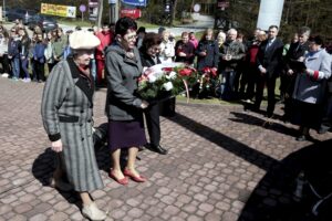 21.04.2016 Huta Szklana. Uroczystość pod Krzyżami Katyńskimi upamiętniająca ofiary zbrodni katyńskiej. / Jarosław Kubalski / Radio Kielce